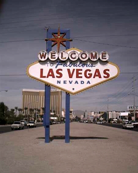 VEGASSIGN.jpg (136805 bytes)